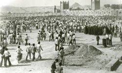 اجتماع مردم در مجاور کارخانۀ ریسباف قم در سال۱۳۵۷