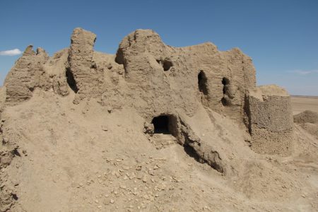 پژوهشی در گاه‌نگاری و کارکرد قلعه گِلی کاج قم