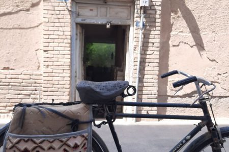 💢 خانه‌ای در محله ارک/ ارگ قم که کتاب‌های دست دوم می‌فروشد با دوچرخه کتابفروش در مقابلش